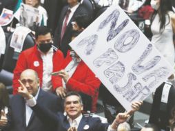 Intensa jornada. El debate duró más de doce horas entre gritos y descalificaciones; gracias a los 70 votos en contra del PRI en la votación, se logró detener la aplanadora de Morena. EFE