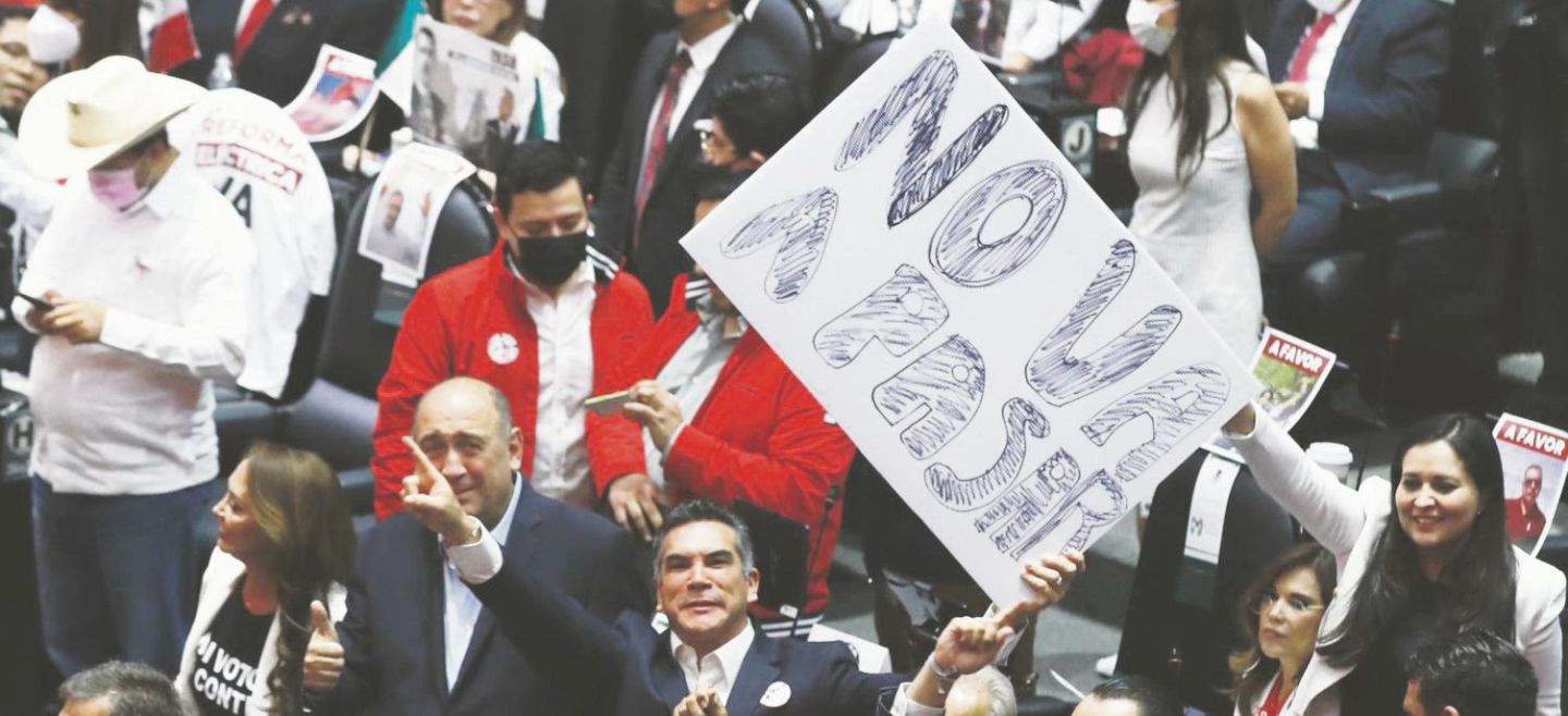 Intensa jornada. El debate duró más de doce horas entre gritos y descalificaciones; gracias a los 70 votos en contra del PRI en la votación, se logró detener la aplanadora de Morena. EFE