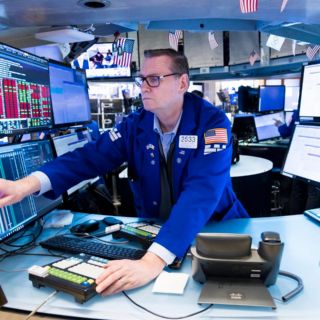 Wall Street: La deuda mantiene pendiente a la bolsa; el Dow baja un 0.11%