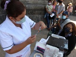 Tanto los módulos en espacios abiertos como en Unidades Médicas Familiares y hospitales del IMSS estarán aplicando la vacuna hasta el próximo 30 de abril. EL INFORMADOR/A. Camacho