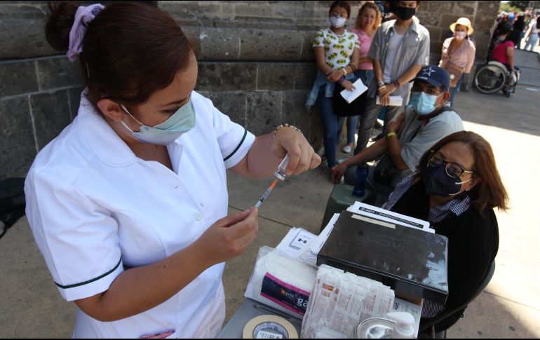 Tanto los módulos en espacios abiertos como en Unidades Médicas Familiares y hospitales del IMSS estarán aplicando la vacuna hasta el próximo 30 de abril. EL INFORMADOR/A. Camacho