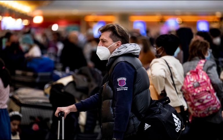 Los CDC continúan recomendando el uso del cubrebocas en lugares cerrados y trasporte público. EFE/ E. Laurent