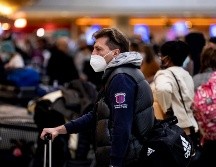 Los CDC continúan recomendando el uso del cubrebocas en lugares cerrados y trasporte público. EFE/ E. Laurent