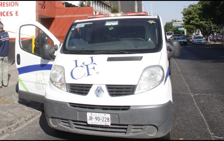 Asistieron peritos del Instituto Jalisciense de Ciencias Forenses (IJCF) quienes levantaron el cadáver y lo llevaron a sus instalaciones para realizar la autopsia de ley correspondiente y determinar con exactitud la causa de muerte. EL INFORMADOR/ARCHIVO