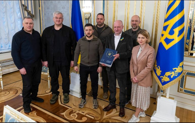 El presidente Volodimir Zelenski al lado de Matti Maasikas, jefe de la delegación de la UE, después de signar los documentos de aspirante a miembro de la organización. AP/Oficina de Prensa de la Presidencia de Ucrania
