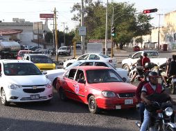 El caos vial es constante en esta zona de Miravalle; ante la ausencia de la Policía Vial, ocasionalmente, un grupo de jóvenes apoya a ordenar el tráfico a cambio de unas monedas. EL INFORMADOR/A. Camacho