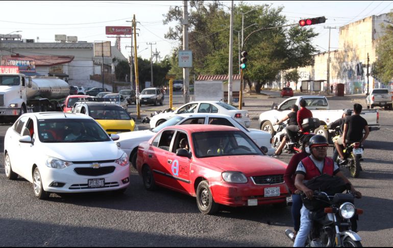 El caos vial es constante en esta zona de Miravalle; ante la ausencia de la Policía Vial, ocasionalmente, un grupo de jóvenes apoya a ordenar el tráfico a cambio de unas monedas. EL INFORMADOR/A. Camacho