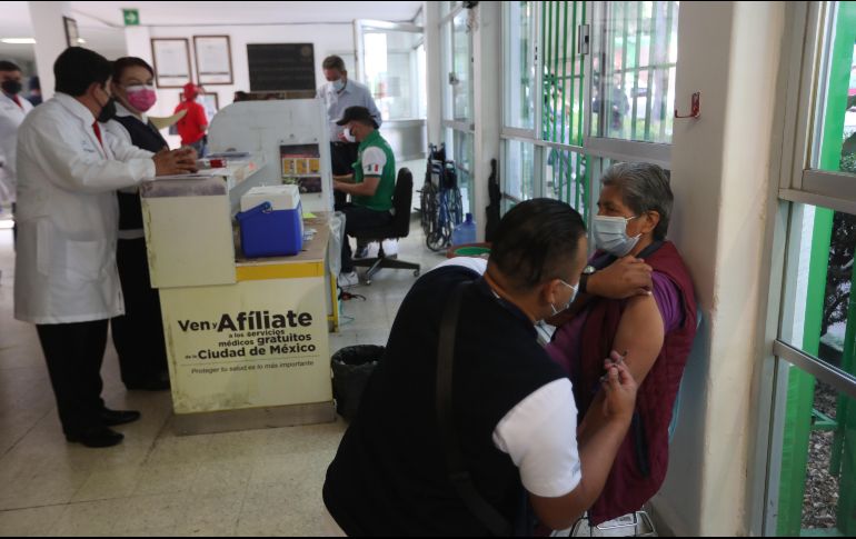 En todo el país el IMSS está aplicando la vacuna, sólo quedan dos semanas de Campaña Nacional de Vacunación. EFE/S. Gutiérrez