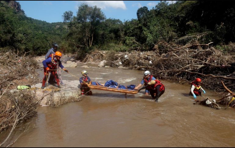 Servicios de rescate recuperan el cuerpo de una niña de entre 4-6 años de edad cerca de Durban. EFE/STR
