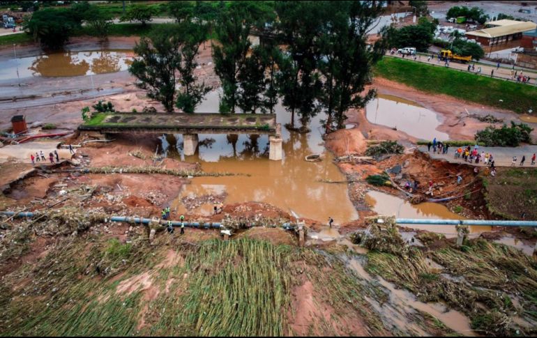 En la imagen, un puente que colapsó. AP/S. Mohamed