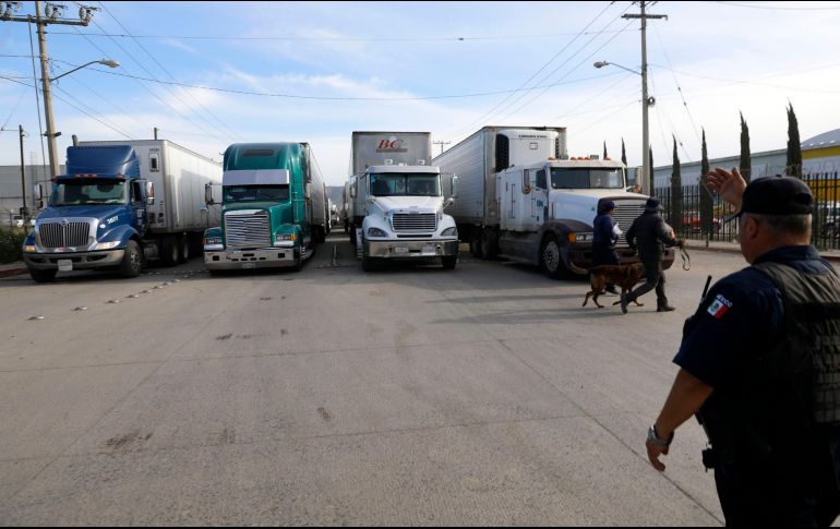 El gobernador de Texas, Greg Abbott, aseguró que en cualquier momento puede reactivar las inspecciones de tráilers. NTX/ARCHIVO
