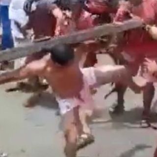 Viral: 'Cristo' se defiende a patadas de azotes en viacrucis (VIDEO)