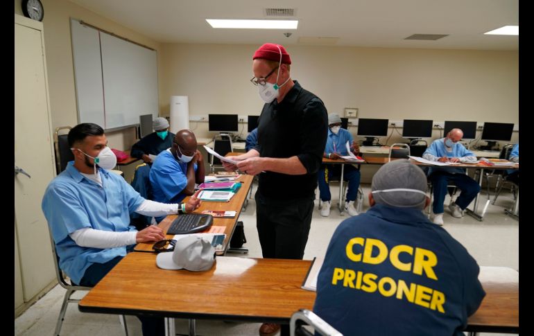 Los reclusos de la Prisión Estatal San Quentin pueden tomar clases de literatura, astronomía, gobierno estadounidense y precálculo para obtener un título de técnico superior universitario. AP/E. Risberg