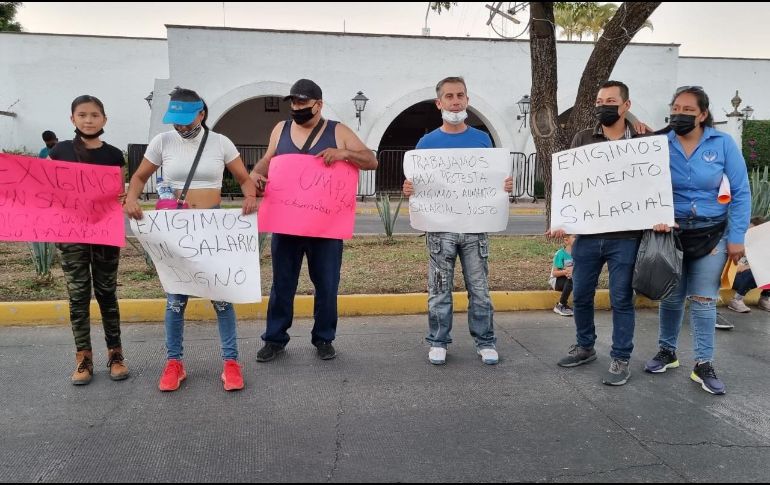 Los manifestantes llegaron a la residencia luego de marchar por todo avenida López Mateos y llegar a Manuel Acuña. EL INFORMADOR / E. Gómez