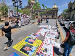 Mientras se llevaba a cabo dicha Mesa, diversas familias en busca de sus seres queridos se manifestaron de forma pacífica a las afueras del Palacio de Gobierno con mantas y carteles que colocaron sobre el piso. EL INFORMADOR/A. Camacho