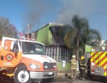 ¡Insólito! Niña salta del segundo piso de su casa para escapar de incendio