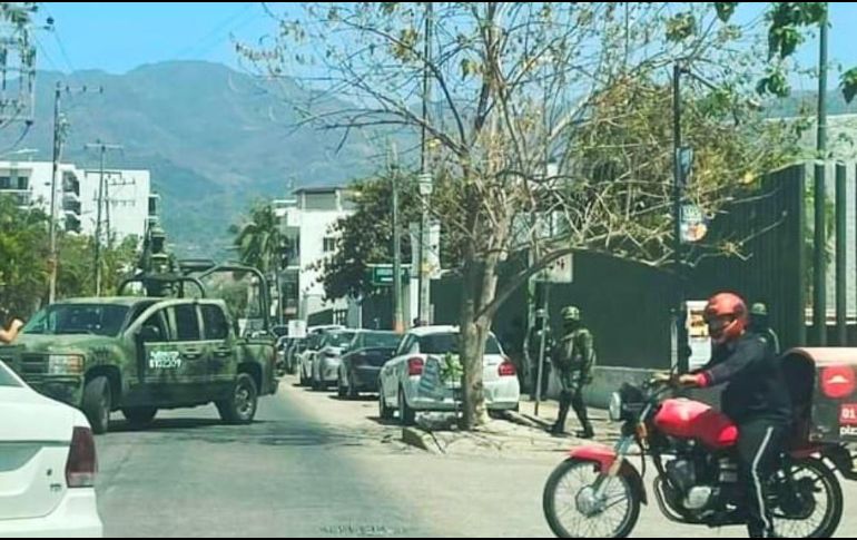 La balacera habría ocurrido esta tarde en Marina Vallarta. En la imagen, la clínica 42 del IMSS a donde habrían llevado al herido. ESPECIAL