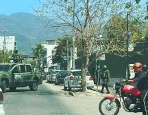 La balacera habría ocurrido esta tarde en Marina Vallarta. En la imagen, la clínica 42 del IMSS a donde habrían llevado al herido. ESPECIAL