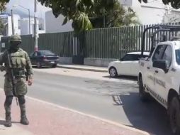 Militares custodian la Clínica 42 del IMSS, adonde fue trasladado el herido. ESPECIAL