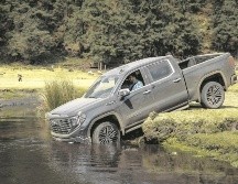 Denali Ultimate. Esta versión se integra por primera vez en la familia Sierra, como la tope de gama. En la foto la vemos “bebiendo” de un río antes de zambullirse. ESPECIAL/GMC