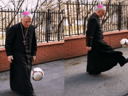 Un obispo invita a los jóvenes a sumarse a la experiencia religiosa de una manera nada convencional. TIKTOK: @ks.sebastianpicur