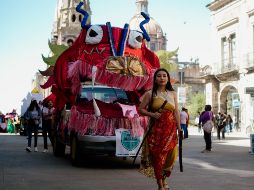 Los contingentes de las distintas preparatorias representaron en el desfile una obra clásica. EL INFROMADOR / G. GALLO