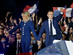 Emmanuel Macron celebra su triunfo acompañado por su esposa Brigitte y jóvenes. AFP