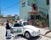El equipo del IMSS con el Volkswagen fue a inocular a una mujer hasta la puerta de su casa. ESPECIAL
