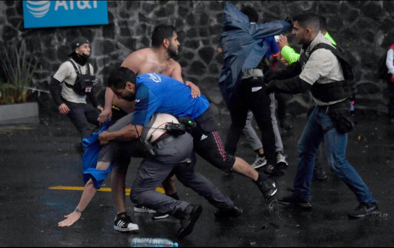 Un grupo de seguidores de La Máquina protagonizó una pelea con elementos de la Policía. AFP/P. PARDO