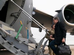 Anthony Blinken, secretario de Estado estadounidense, abordó el avión que lo llevó a Ucrania. AFP