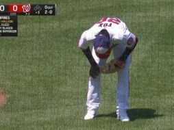 Durante la transmisión se pudo ver el momento exacto en que el beisbolista se apoyaba sobre sus rodillas y terminó vomitando sobre el césped, cerca del montículo del lanzador. TWITTER / @HalfBakedStats