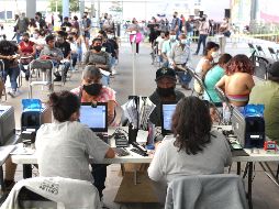 Las personas se quejaron por las filas de más de cuatro horas para realizar el trámite y obtener el beneficio de Mi Pasaje. EL INFORMADOR/A. Camacho