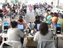 Las personas se quejaron por las filas de más de cuatro horas para realizar el trámite y obtener el beneficio de Mi Pasaje. EL INFORMADOR/A. Camacho