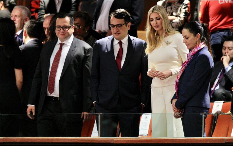 José Ramón López Beltrán (c) no perdió la oportunidad de felicitar a Elon Musk por la adquisición de Twitter. NTX/ARCHIVO