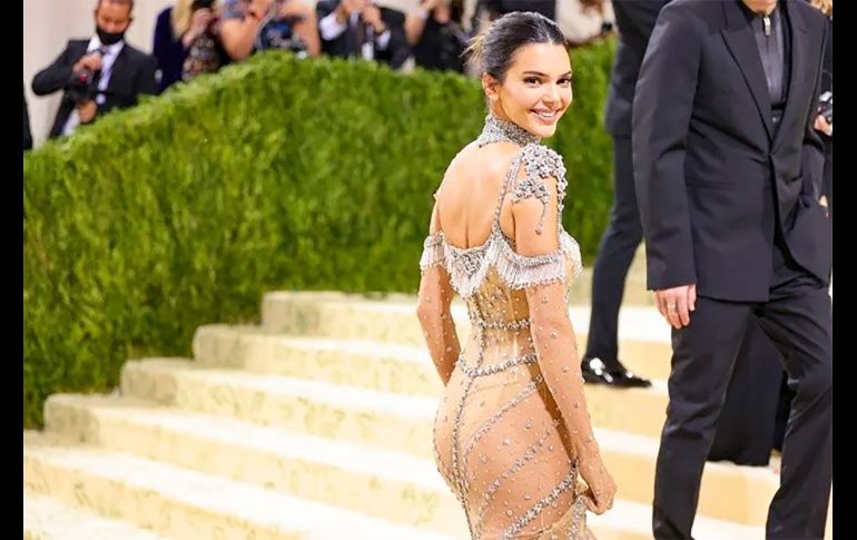 El vestido que Kendall Jenner usó en la Met Gala 2021, inspirado en Audrey Hepburn. AFP
