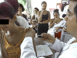 Los hallazgos de los ensayos clínicos de su vacuna en menores de 12 a 15 años, mostraron similares en seguridad y eficacia a los encontrados en personas de 16 a 25 años. AFP / ARCHIVO