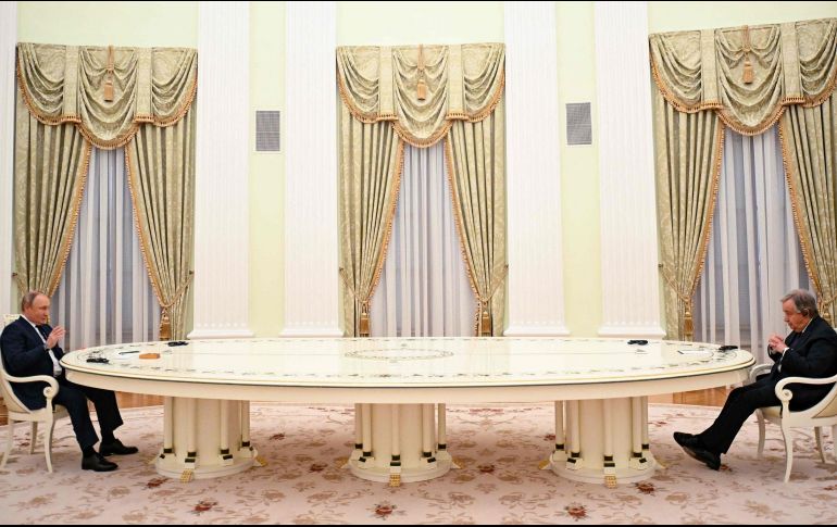 Guterres reiteró a Putin su llamamiento a favor de la apertura de corredores humanitarios para evacuar a los civiles. AFP/V. Astapkovich