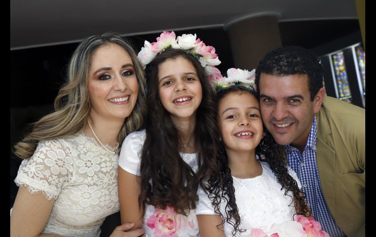 Marilú Lupián Morfín, Montserrat y Natalia Pérez Lupián con Mauricio Pérez. GENTE BIEN JALISO/Claudio Jimeno