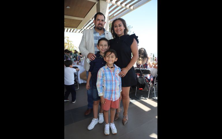 Christian, Emiliano y Sebastián González con Alejandra García. GENTE BIEN JALISO/Claudio Jimeno