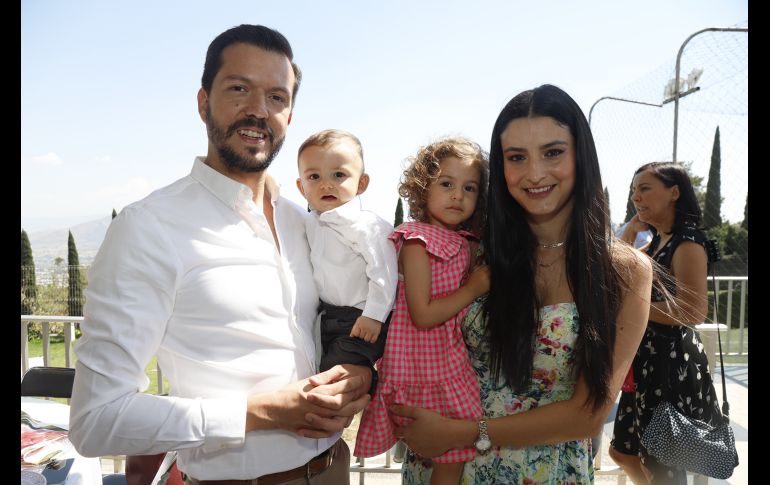 José Antonio Ronaldo y Andrea Palomera con Karen Padilla. GENTE BIEN JALISO/Claudio Jimeno