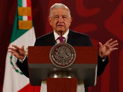 También, López Obrador muestra una gráfica con información del SAT, con la cual presume que la recaudación fiscal pasó de un billón 537 mil a un billón 711 mil, como 