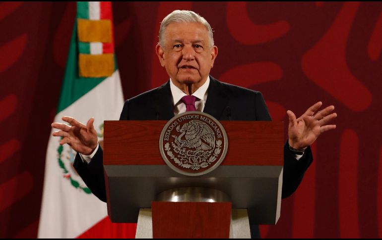 También, López Obrador muestra una gráfica con información del SAT, con la cual presume que la recaudación fiscal pasó de un billón 537 mil a un billón 711 mil, como 