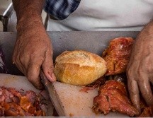 ”Ahogadas” descifra cómo en Jalisco se rellena un pan con carnitas, se baña en salsa picosa y cebollas encurtidas y nos lleva a entender que la torta ahogada es orgullo e identidad. EL INFORMADOR / ARCHIVO