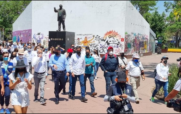 Encabezados por el rector Ricardo Villanueva, el contingente marchó desde la rectoría de la UdeG rumbo al Palacio de Gobierno. EL INFORMADOR / E. Granados
