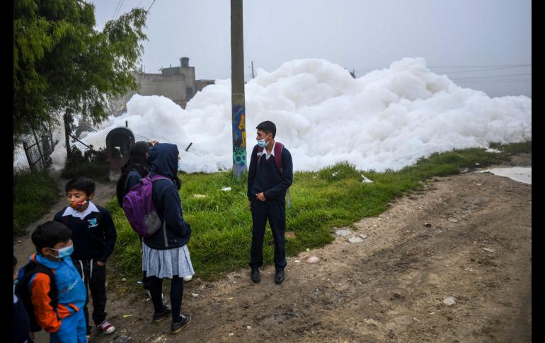El olor es fétido y el viento se encarga de dispersarlo rápidamente junto a la espuma contaminada. AFP/J. Barreto