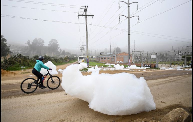 El olor es fétido y el viento se encarga de dispersarlo rápidamente junto a la espuma contaminada. AFP/J. Barreto
