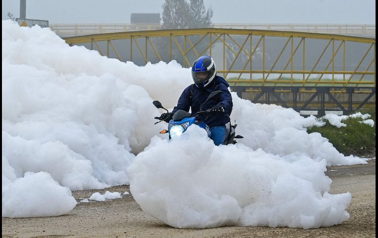 El olor es fétido y el viento se encarga de dispersarlo rápidamente junto a la espuma contaminada. AFP/J. Barreto