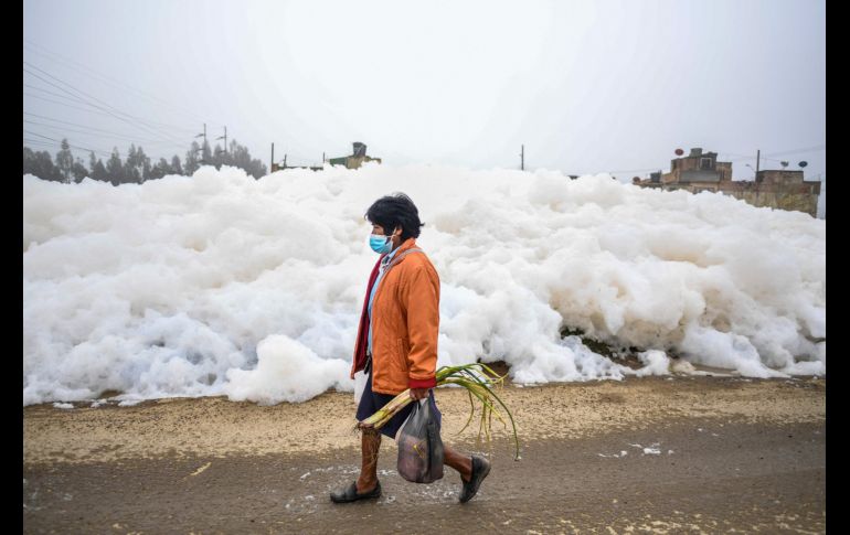 El olor es fétido y el viento se encarga de dispersarlo rápidamente junto a la espuma contaminada. AFP/J. Barreto