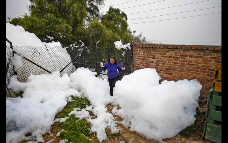 El olor es fétido y el viento se encarga de dispersarlo rápidamente junto a la espuma contaminada. AFP/J. Barreto