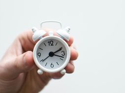 Señalan que no hay elementos suficientes para discutir una eventual cancelación del cambio de horario. ESPECIAL/Photo by Lukas Blazek on Unsplash